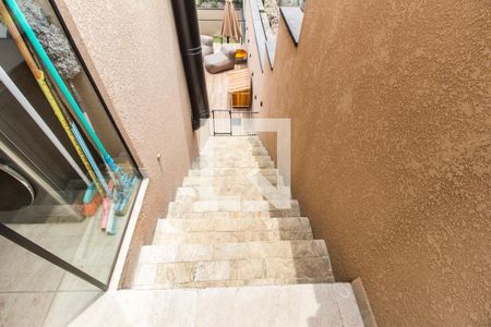 Casa de condomínio à venda com 324m², 3 quartos e 3 vagasEscada