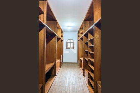 Casa para alugar com 800m², 6 quartos e 4 vagas Casa para alugar com 800m², 6 quartos e 4 vagasCloset da suíte 3