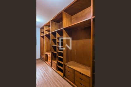 Casa para alugar com 800m², 6 quartos e 4 vagas Casa para alugar com 800m², 6 quartos e 4 vagasCloset da suíte 3