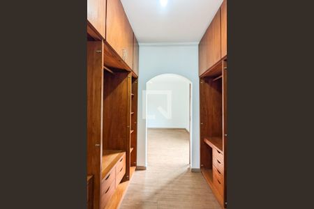 Casa para alugar com 800m², 6 quartos e 4 vagas Casa para alugar com 800m², 6 quartos e 4 vagasCloset da suíte 4