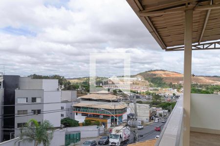 Casa à venda com 240m², 2 quartos e 3 vagas Casa à venda com 240m², 2 quartos e 3 vagasTerraço - Vista