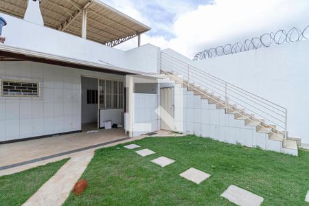 Casa à venda com 240m², 2 quartos e 3 vagas Casa à venda com 240m², 2 quartos e 3 vagasQuintal
