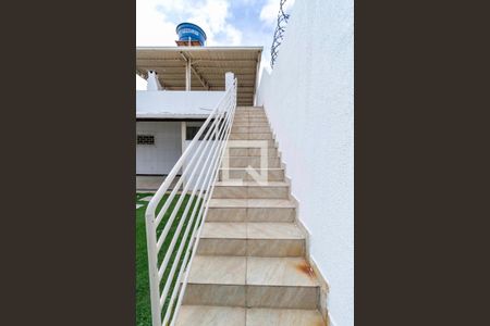 Casa à venda com 240m², 2 quartos e 3 vagas Casa à venda com 240m², 2 quartos e 3 vagasEscada