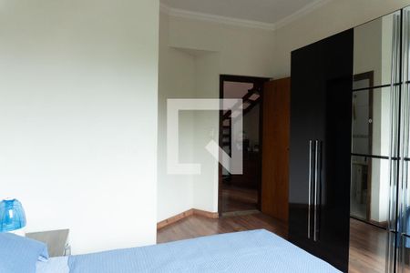 Casa à venda com 320m², 5 quartos e 4 vagasquarto 2