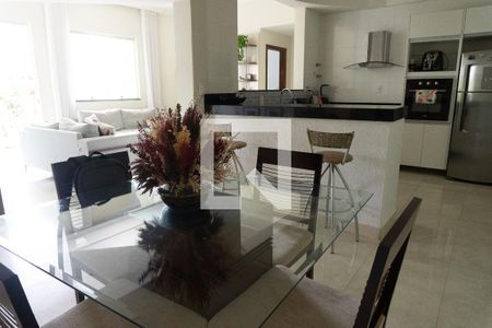 Casa à venda com 320m², 5 quartos e 4 vagasSala