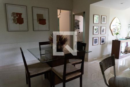 Casa à venda com 320m², 5 quartos e 4 vagasSala