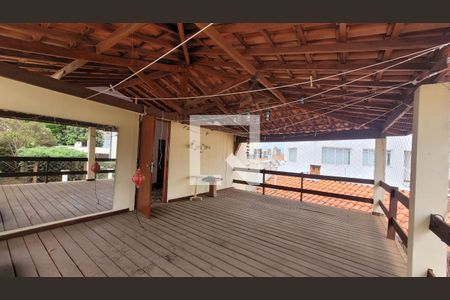 Casa à venda com 342m², 4 quartos e 4 vagasDeck