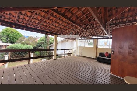 Casa à venda com 342m², 4 quartos e 4 vagasDeck