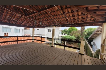 Casa à venda com 342m², 4 quartos e 4 vagasDeck