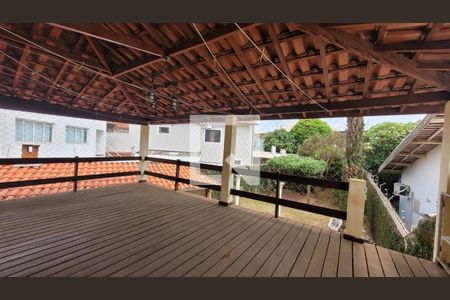 Casa à venda com 342m², 4 quartos e 4 vagasDeck