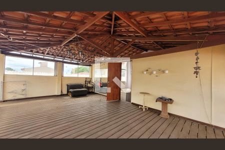 Casa à venda com 342m², 4 quartos e 4 vagasDeck