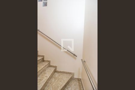 Casa de condomínio à venda com 200m², 4 quartos e 2 vagasEscada