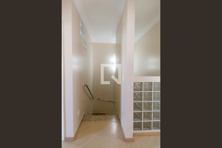 Casa de condomínio à venda com 200m², 4 quartos e 2 vagasEscada