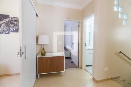 Casa de condomínio à venda com 200m², 4 quartos e 2 vagasCorredor