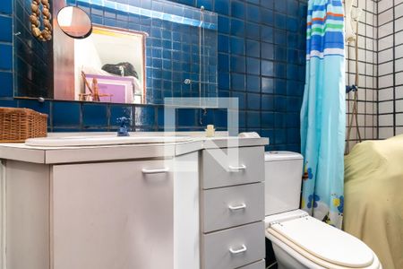 Casa à venda com 250m², 4 quartos e 4 vagasEdícula - Banheiro da Suíte