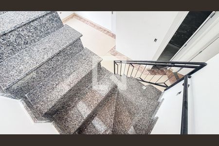 Apartamento à venda com 107m², 2 quartos e 3 vagas Apartamento à venda com 107m², 2 quartos e 3 vagasEscada