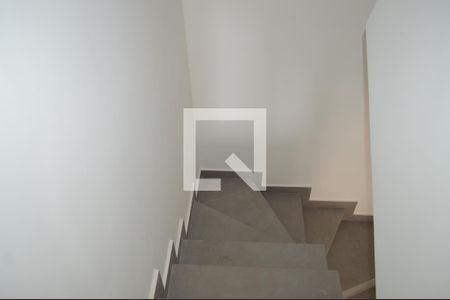 Casa para alugar com 122m², 2 quartos e 2 vagasEscadas