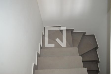 Casa para alugar com 122m², 2 quartos e 2 vagasEscadas