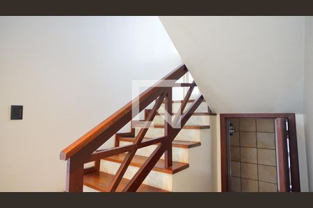 Casa para alugar com 350m², 5 quartos e 4 vagasEscada para dormitórios 