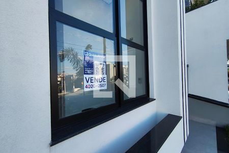 Casa de condomínio à venda com 210m², 3 quartos e 4 vagasPlaquinha