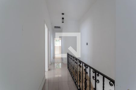 Casa à venda com 306m², 5 quartos e 4 vagas Casa à venda com 306m², 5 quartos e 4 vagasCorredor