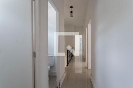 Casa à venda com 306m², 5 quartos e 4 vagas Casa à venda com 306m², 5 quartos e 4 vagasCorredor