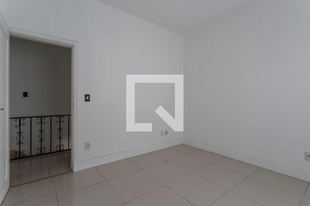 Casa à venda com 306m², 5 quartos e 4 vagas Casa à venda com 306m², 5 quartos e 4 vagasQuarto 4