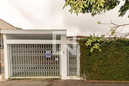 Casa à venda com 240m², 4 quartos e 2 vagas Casa à venda com 240m², 4 quartos e 2 vagasFachada