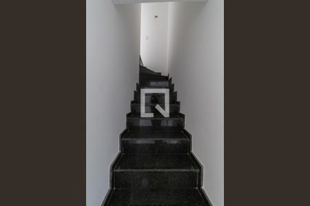 Casa à venda com 66m², 2 quartos e 2 vagasEscada