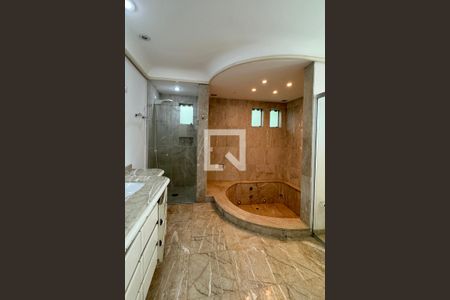 Casa de condomínio para alugar com 486m², 4 quartos e 8 vagasBanheiro da Suíte 1