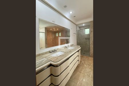 Casa de condomínio para alugar com 486m², 4 quartos e 8 vagasBanheiro da Suíte 1