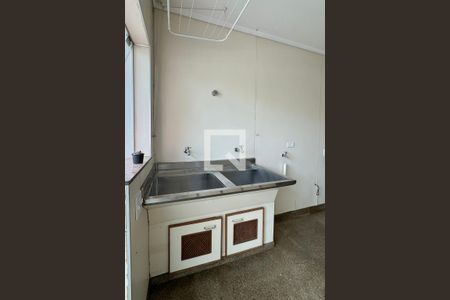 Casa de condomínio para alugar com 486m², 4 quartos e 8 vagasÁrea de Serviço