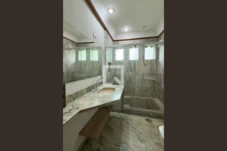 Casa de condomínio para alugar com 486m², 4 quartos e 8 vagasBanheiro da Suíte 3