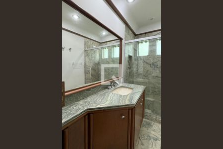 Casa de condomínio para alugar com 486m², 4 quartos e 8 vagasBanheiro da Suíte 2