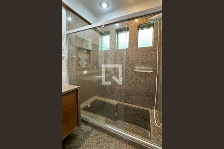 Casa de condomínio para alugar com 486m², 4 quartos e 8 vagasBanheiro da Suíte 4