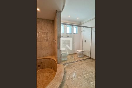 Casa de condomínio para alugar com 486m², 4 quartos e 8 vagasBanheiro da Suíte 1