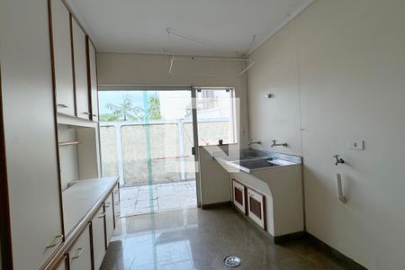 Casa de condomínio para alugar com 486m², 4 quartos e 8 vagasÁrea de Serviço