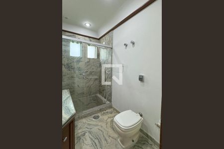 Casa de condomínio para alugar com 486m², 4 quartos e 8 vagasBanheiro da Suíte 2