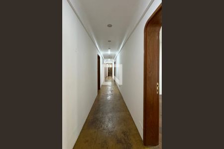 Casa de condomínio para alugar com 486m², 4 quartos e 8 vagasCorredor