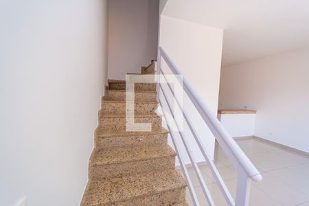 Casa de condomínio à venda com 110m², 3 quartos e 2 vagas Casa de condomínio à venda com 110m², 3 quartos e 2 vagasEscada