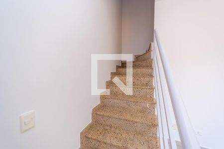 Casa de condomínio à venda com 110m², 3 quartos e 2 vagas Casa de condomínio à venda com 110m², 3 quartos e 2 vagasEscada