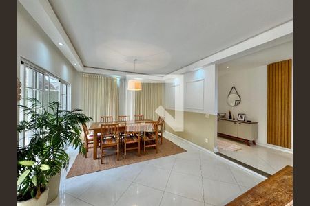 Casa de condomínio à venda com 560m², 5 quartos e 3 vagasSala