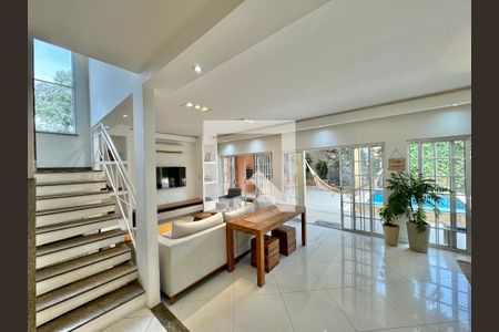 Casa de condomínio à venda com 560m², 5 quartos e 3 vagasSala