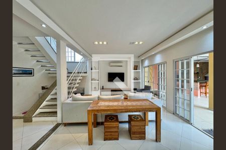 Casa de condomínio à venda com 560m², 5 quartos e 3 vagasSala