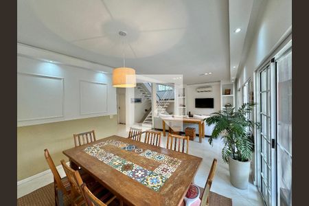 Casa de condomínio à venda com 560m², 5 quartos e 3 vagasSala