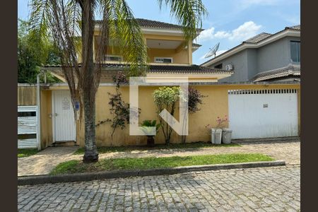 Casa de condomínio à venda com 560m², 5 quartos e 3 vagasFachada