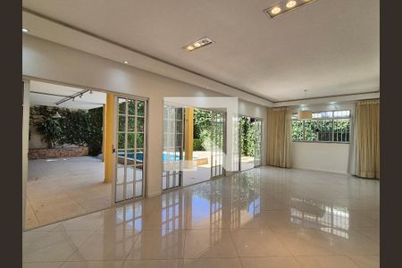 Sala de casa de condomínio à venda com 5 quartos, 560m² em Vargem Pequena, Rio de Janeiro