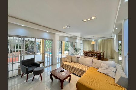 Casa de condomínio à venda com 560m², 5 quartos e 3 vagasSala