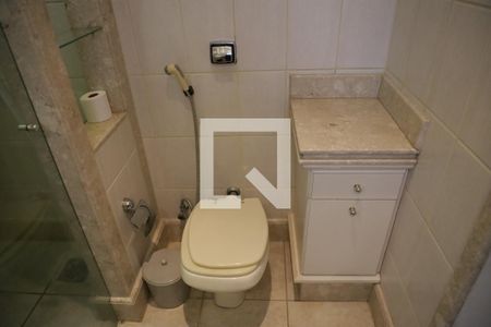 Casa de condomínio para alugar com 590m², 5 quartos e 8 vagasBanheiro