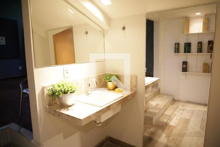 Casa de condomínio para alugar com 590m², 5 quartos e 8 vagasBanheiro